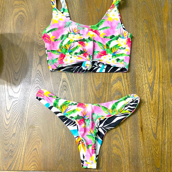 SOLD OUT- Worn Moana bikini reversible set. Size Small - Picture 3 of 5